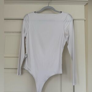 Abercrombie white boat neck bodysuit
Size M
Worn once